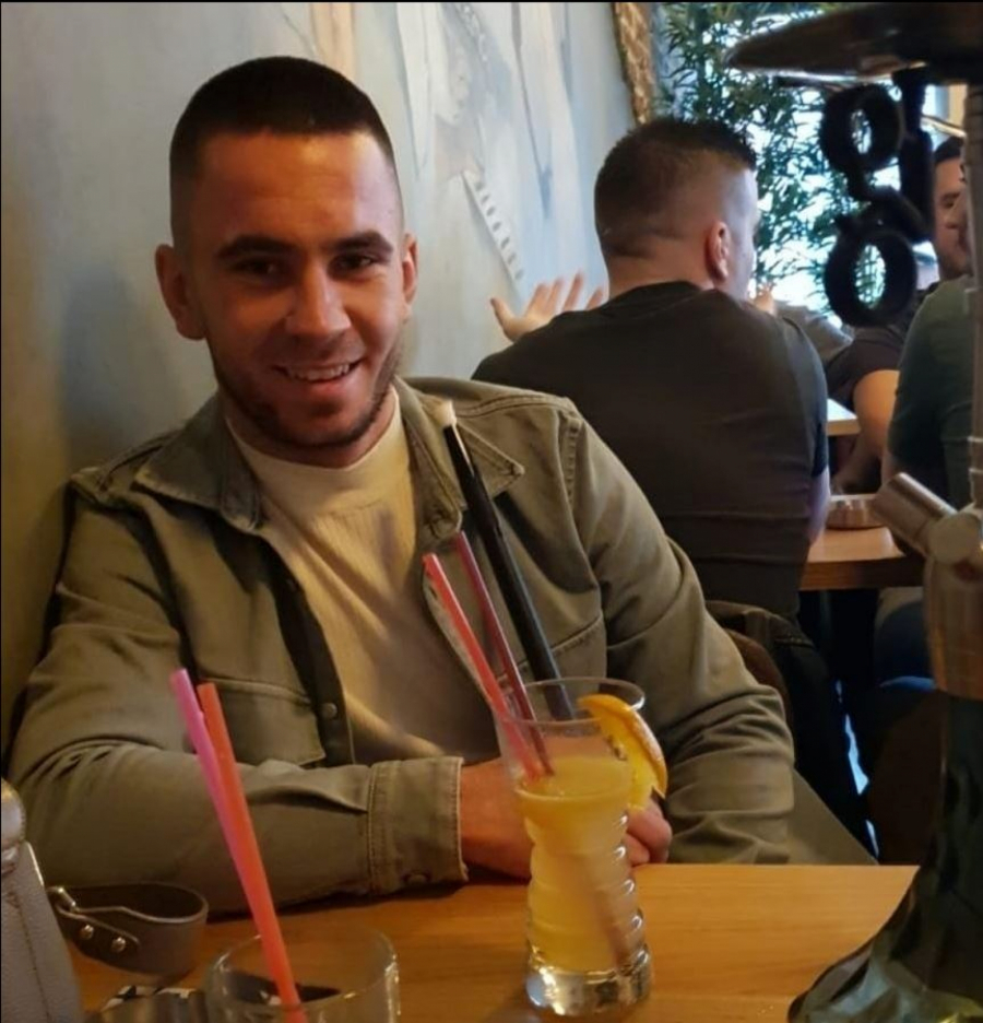 STRAVIČNA SAOBRAĆAJNA NESREĆA U NEMAČKOJ Kombi se zabio u stenu, poginuo mladić iz Sjenice