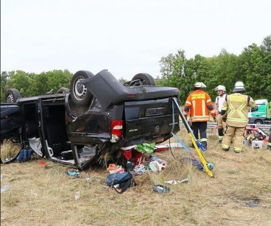 STRAVIČNA SAOBRAĆAJNA NESREĆA U NEMAČKOJ Kombi se zabio u stenu, poginuo mladić iz Sjenice