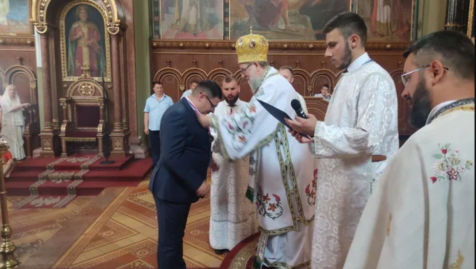 Episkop Sremski Vasilije odlikovao Aleksandra Đurđeva Ordenom Svetoga Maksima Brankovića (FOTO/VIDEO)