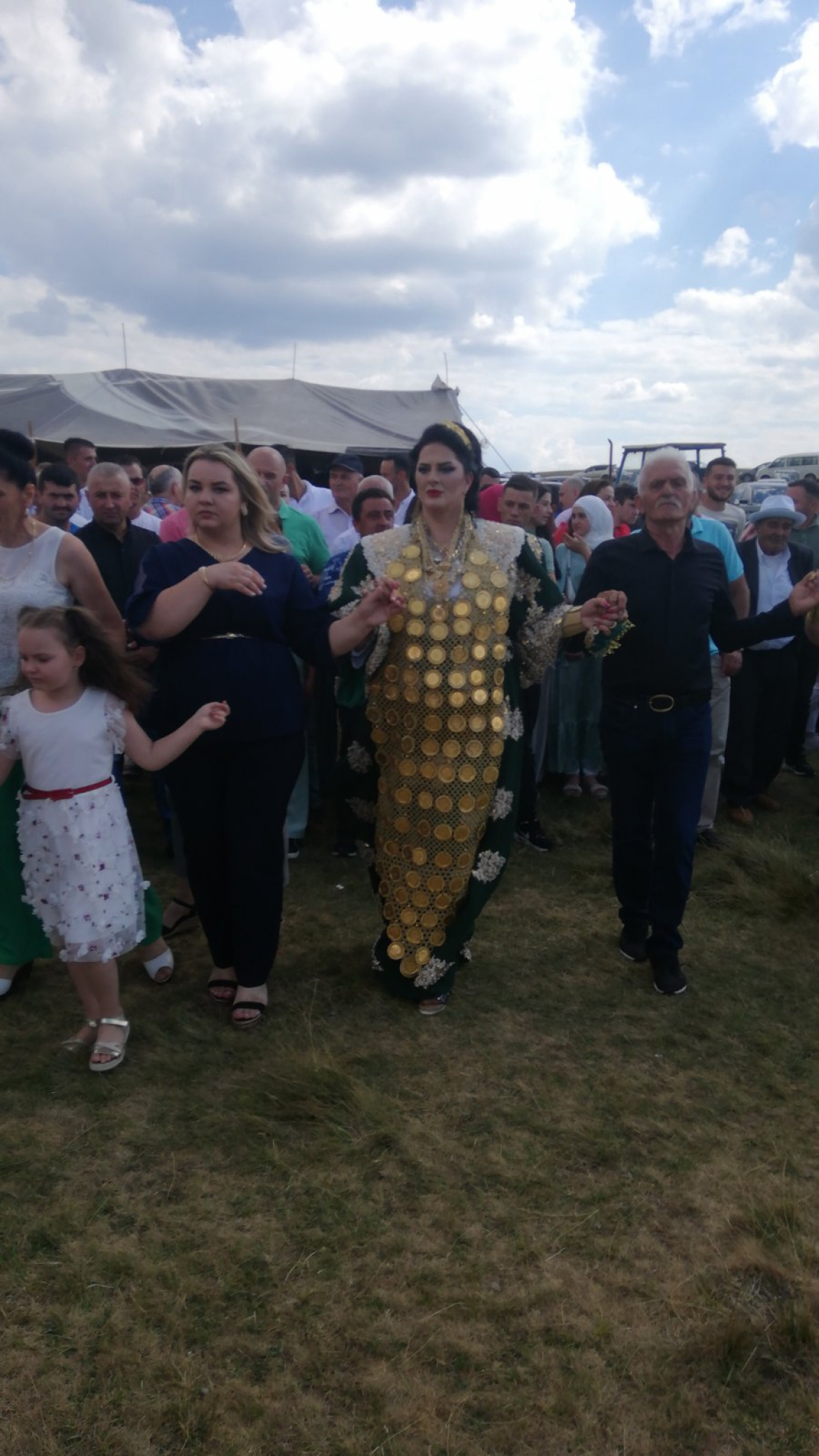 GASTARBAJTERI OKITILI ŽENE I ĆERKE SKUPOCENOM ODOROM Zlata oko vrata za trosoban stan u centru Beograda