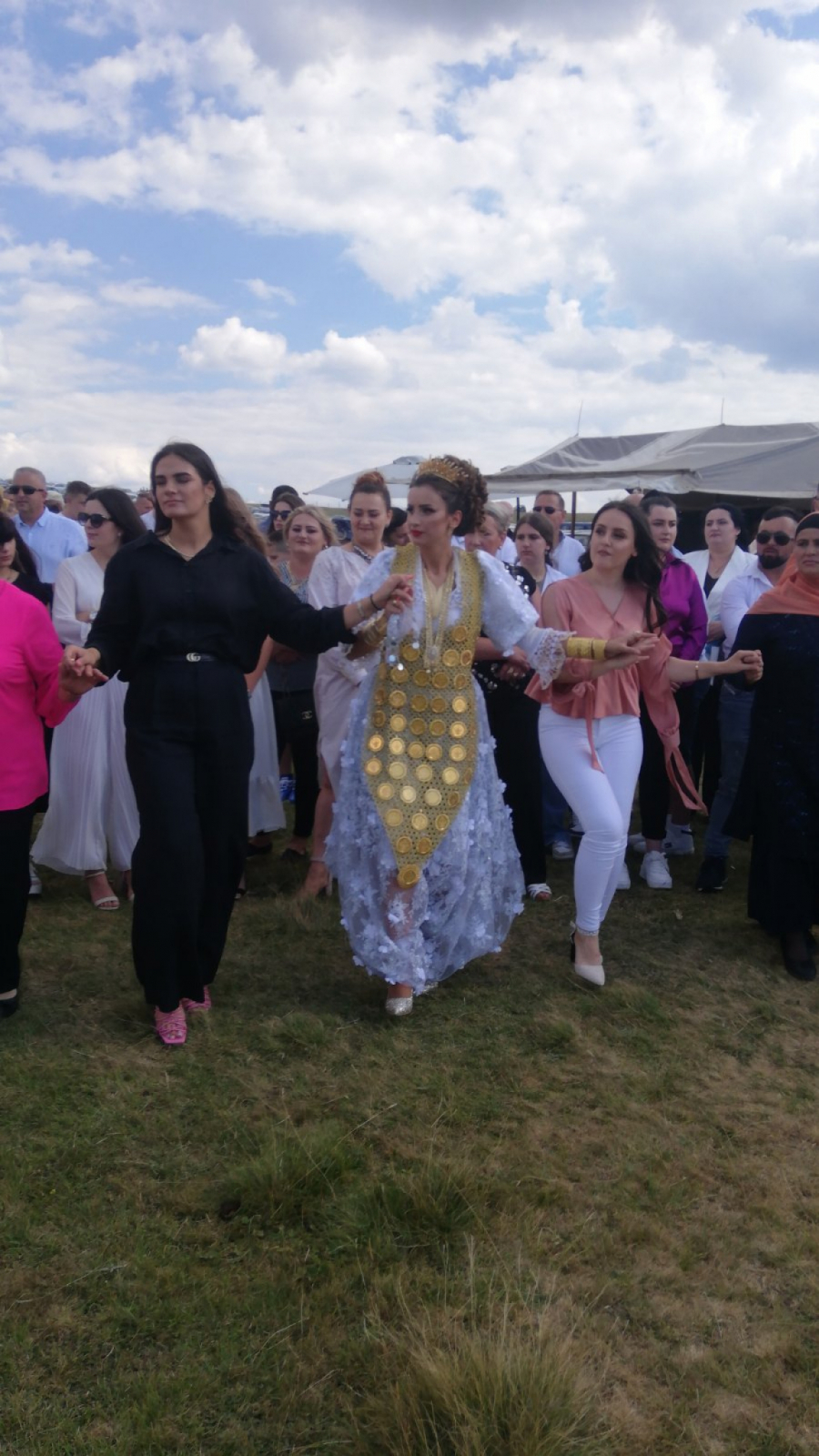 GASTARBAJTERI OKITILI ŽENE I ĆERKE SKUPOCENOM ODOROM Zlata oko vrata za trosoban stan u centru Beograda