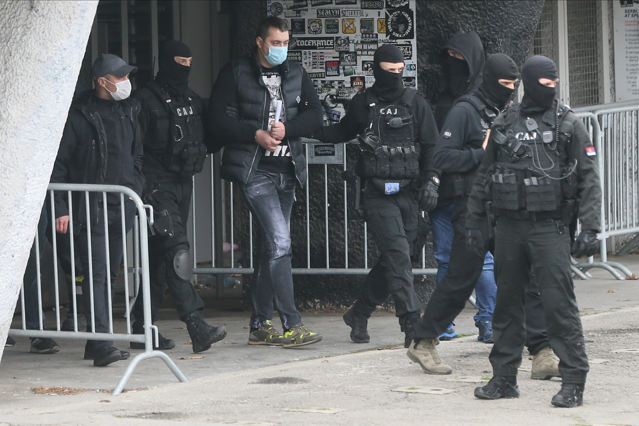 PRLJAVI POLICAJCI Radnici srpskih službi posle dve godine prismotre pali zbog šverca kokaina za kavački klan