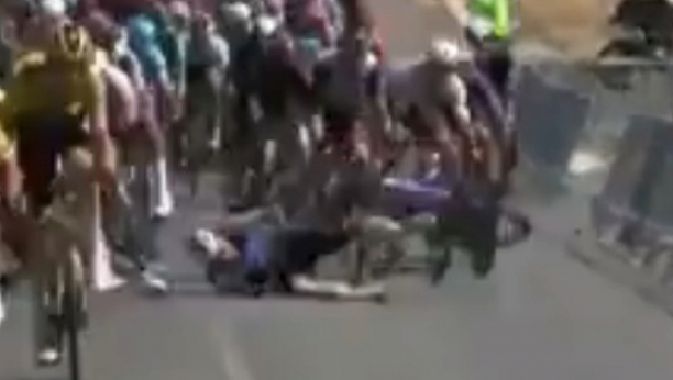 PAD BICIKLISTE IZAZVAO OPASNE UDESE Na 500 metara od cilja nastao haos: Mnogi trkači preleteli ogradu(VIDEO)