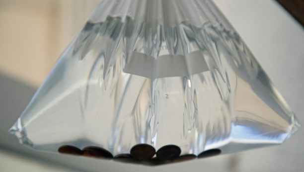 OKAČITE PLASTIČNU KESU SA KOVANICAMA I VODOM NA BALKON Nećete se pokajati, efekat će vas iznenaditi