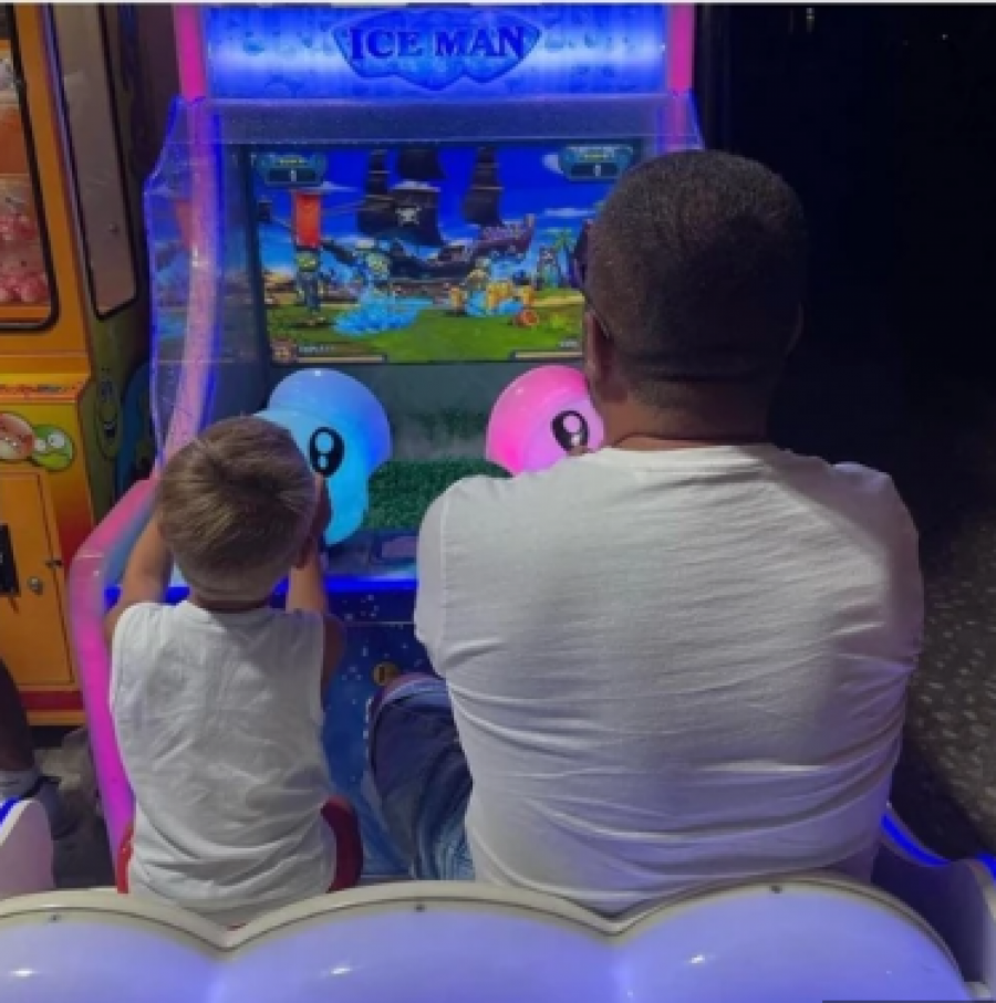 DABOVIĆKIN SIN SE NE ODVAJA OD NJENOG NOVOG DEČKA Milica pokazala šta rade u Crnoj Gori (FOTO)