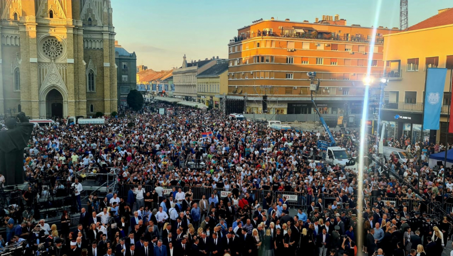 SVE JE SPREMNO ZA OBELEŽAVANJE POGROMA SRBA U HRVATSKOJ Na Trgu Slobode u Novom Sadu ima više od 10 hiljada ljudi