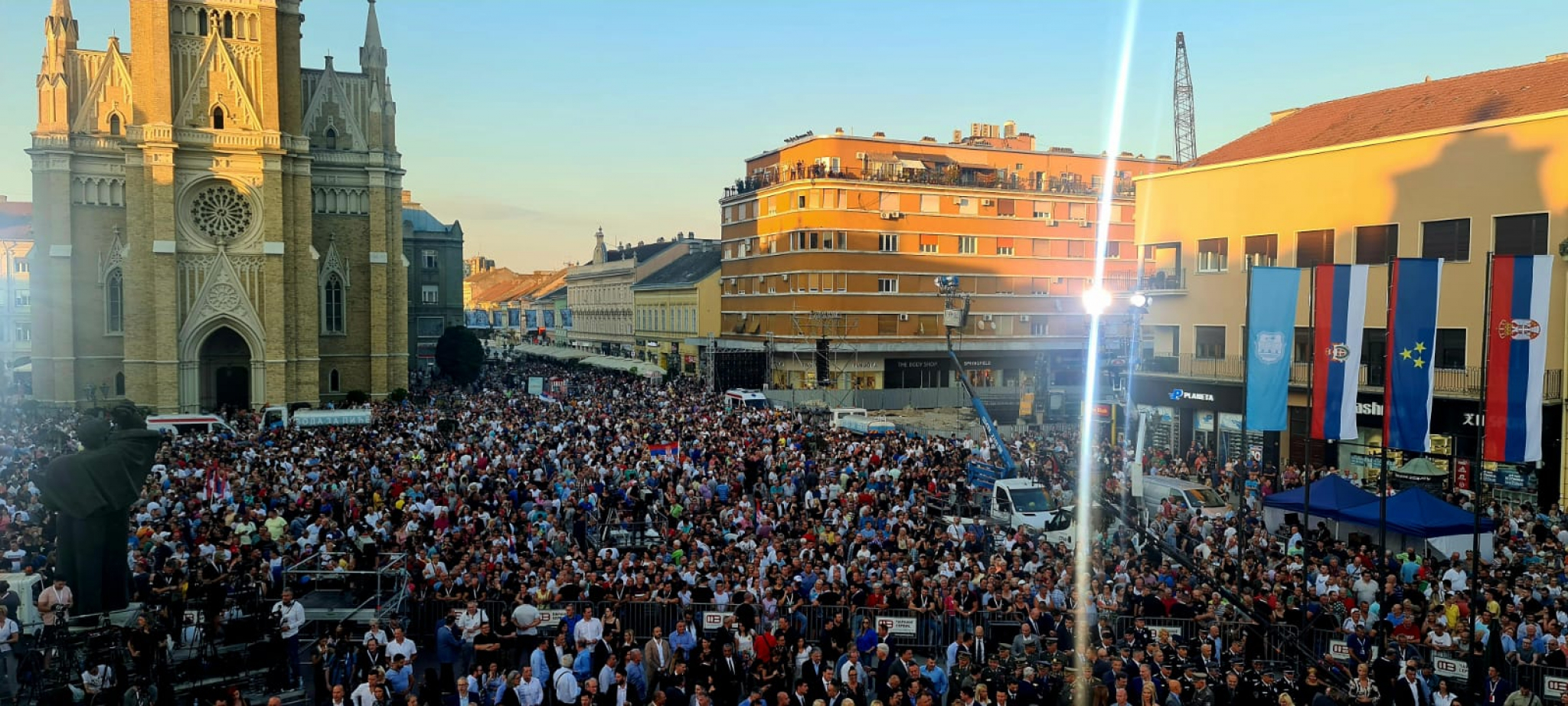 SVE JE SPREMNO ZA OBELEŽAVANJE POGROMA SRBA U HRVATSKOJ Na Trgu Slobode u Novom Sadu ima više od 10 hiljada ljudi
