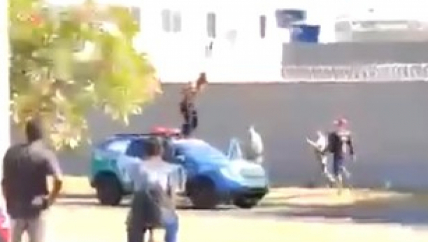 BRAZILSKA POLICIJA UBILA NEKADAŠNJEG MMA BORCA Divljao na ulici, tukao prolaznike i skakao po krovu automobila (VIDEO)