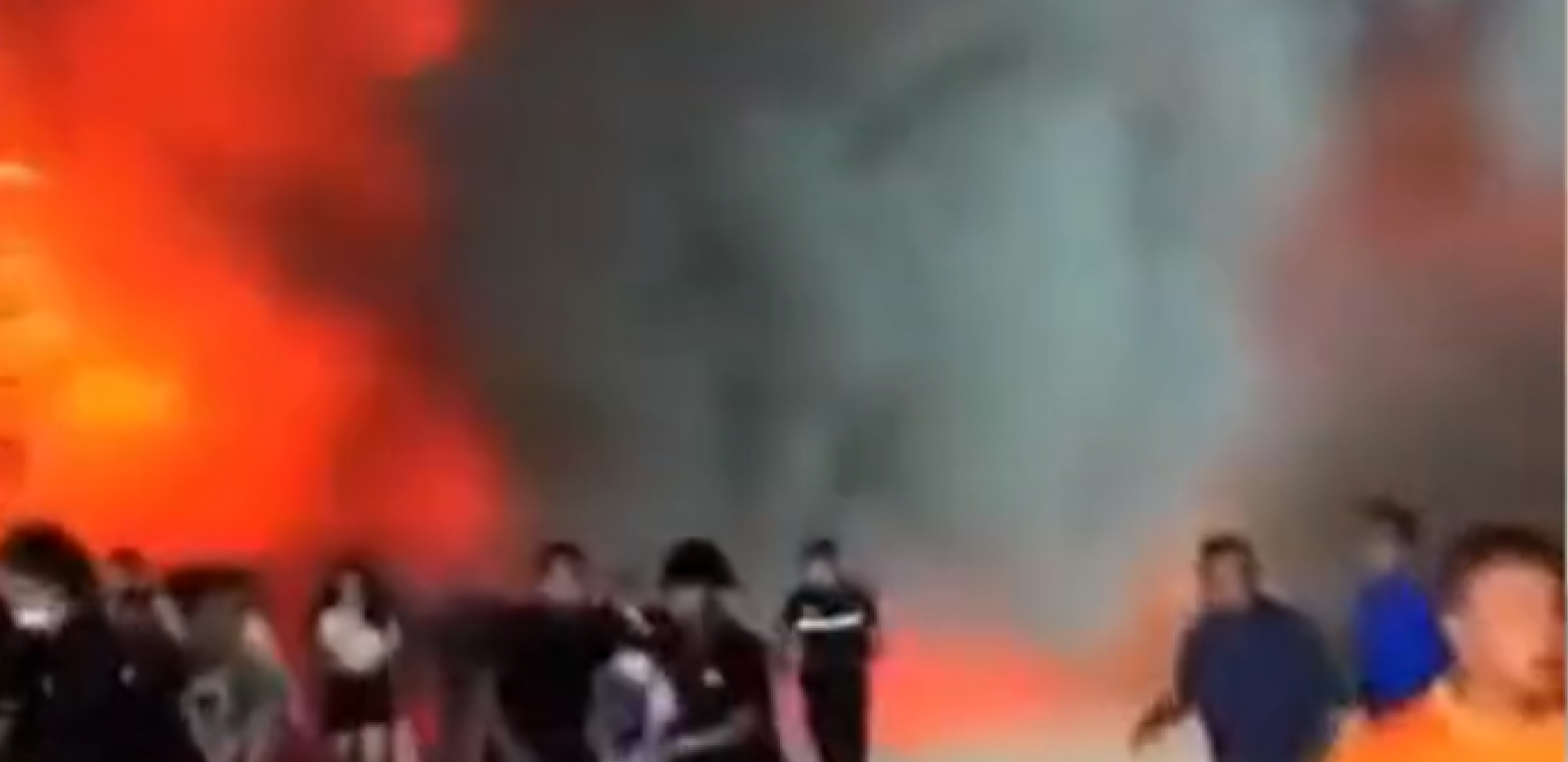 (UZNEMIRUJUĆI VIDEO) LJUDI GORE U POŽARU Vatra progutala klub na Tajlandu, najmanje 13 stradalo