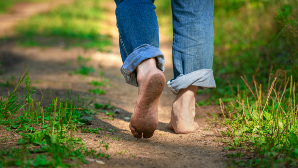 SPISAK JE DUG, NEMA ZA ŠTA SVE NIJE DOBRO: Evo šta se dešava u telu kada hodate bosi, radite to češće