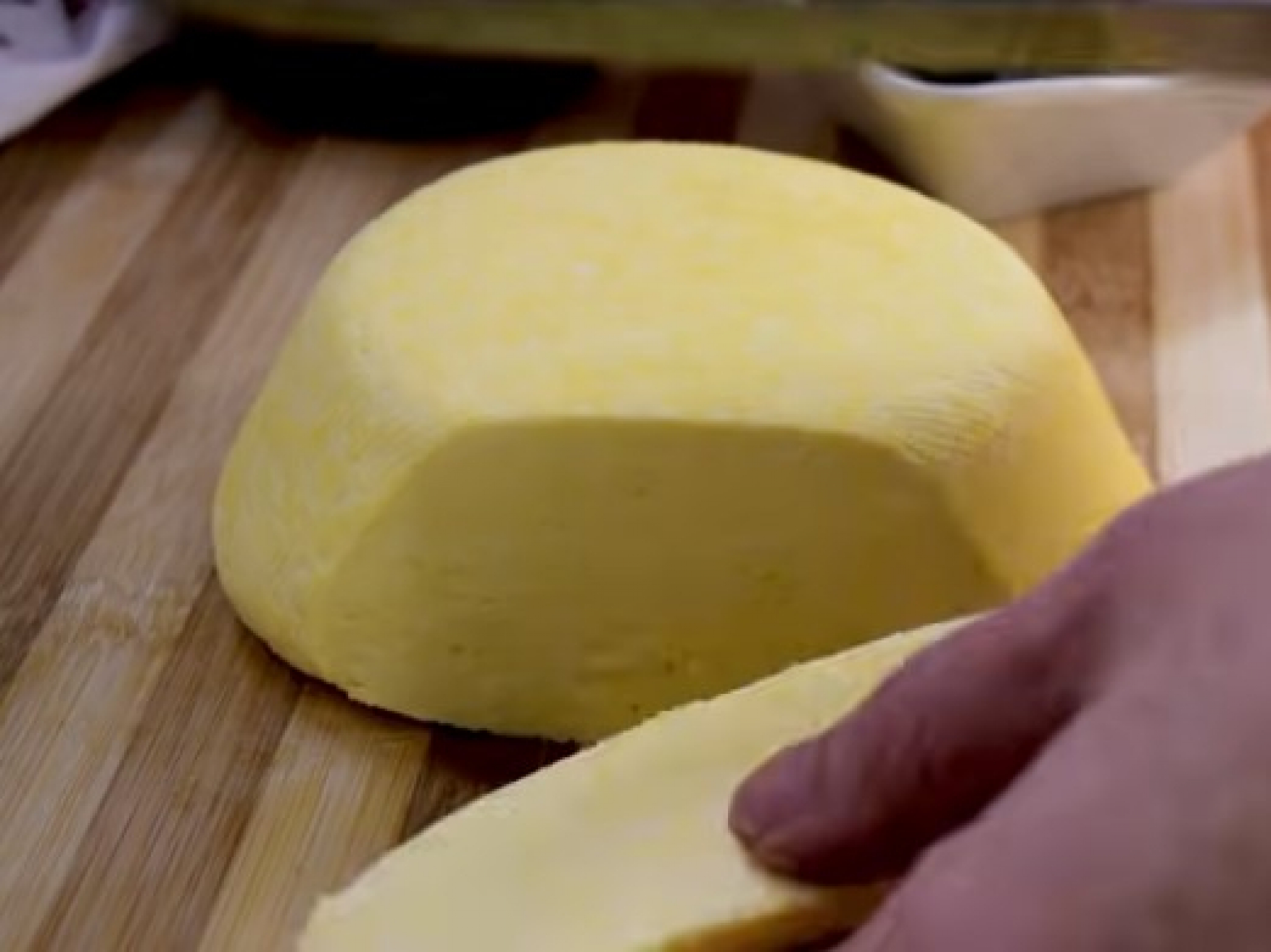 JEFTINIJI I UKUSNIJI OD KUPOVNOG  Sipajte jaja u ključalo mleko i napravite domaći sir, bez aditiva