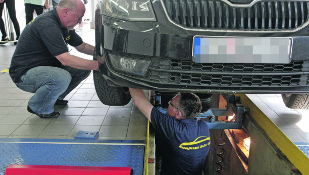 REGISTRACIJA VOZILA I DALJE U ZASTOJU  Očekuje se da problem bude otklonjen u toku dana