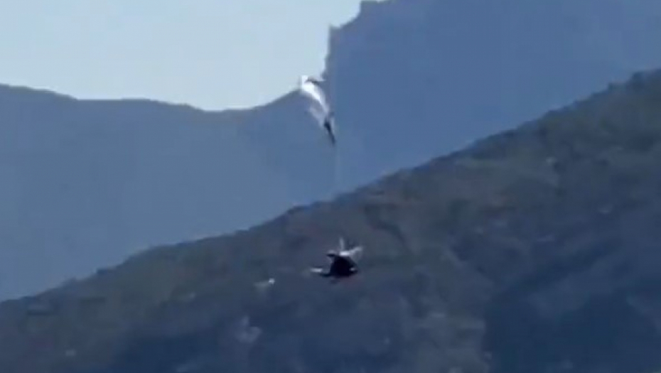 IZVUKAO SE U POSLEDNJOJ SEKUNDI Brza reacija američkog paraglajdera spasla ga sigurne smrti (VIDEO)