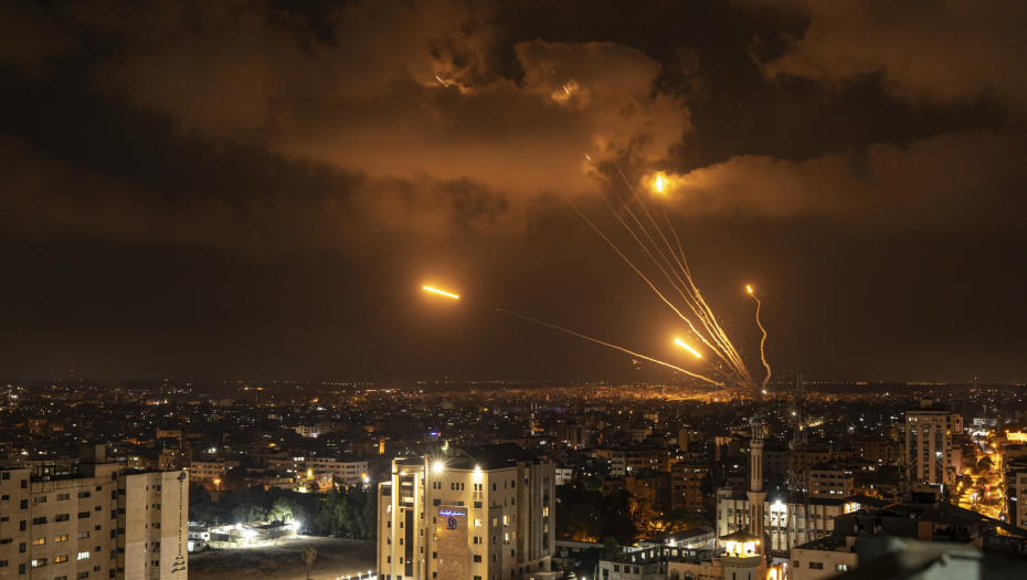 DEJSTVUJE "GVOZDENA KUPOLA" Izraelski PVO presreo nekoliko raketa (FOTO)