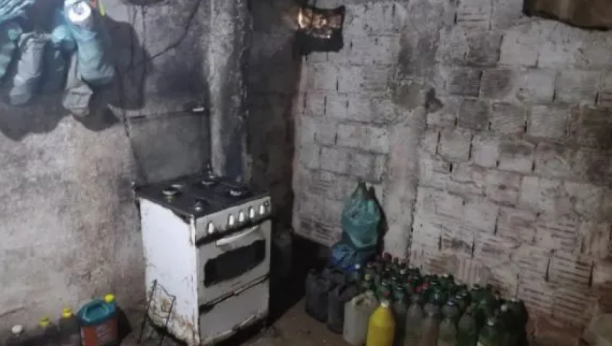 MUŠKARAC DRŽAO ŽENU I DVOJE DECE 17 GODINA ZATOČENE U KUĆI Rekao joj je da će izaći napolje samo kad umre