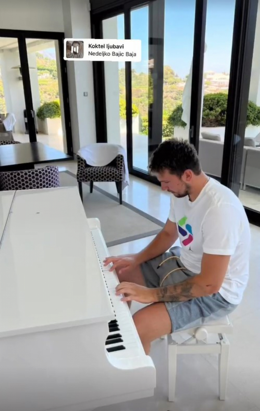 LUKA DONČIĆ UŽIVA U SVOM ODMORU Opušta se uz pivo, društvo i narodnjake: Kamere ga uhvatile kako svira na klaviru Bajin hit (FOTO/VIDEO)