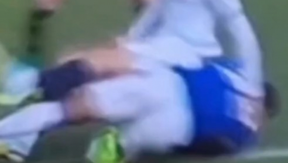 JEZIV PRIZOR NA MEČU ČELSIJA Štoper Evertona iznet na nosilima sa terena (VIDEO)