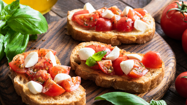 RECEPT ZA PRAVE ITALIJANSKE BRUSKETE: Toliko su ukusni da ćete uvek tražiti još!