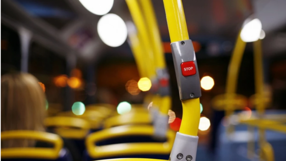 DRAMA NA VOŽDOVCU Vozač autobusa na liniji 26 pijan vređao putnike i pešake, nije hteo da otvori vrata! (VIDEO)