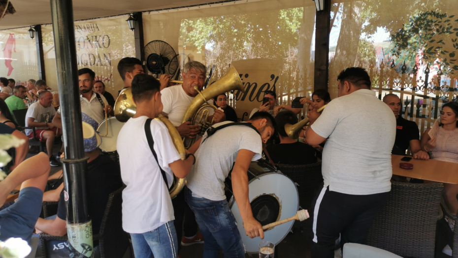 ŠOK CENE U GUČI! Pivo i do 600 dinara, zapanjićete se kada vidite koliko košta kilogram pečenja, a ovo je trik kako da uštedite (FOTO)