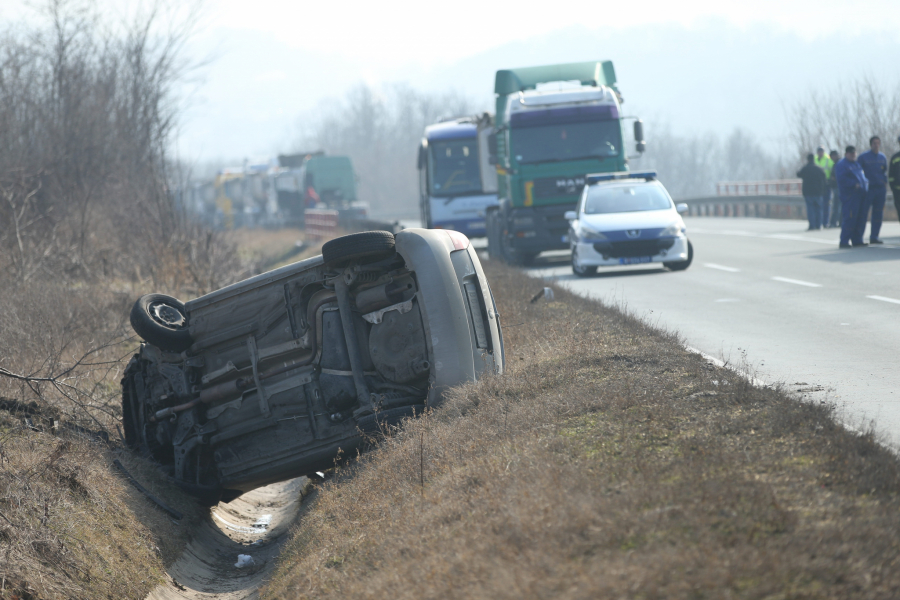 KRVAVA NEDELJA, SEDMORO POGINULO BORBA ZA 11 ŽIVOTA Sve više žrtava stravičnih saobraćajnih nesreća na putevima Srbije tokom jula i avgusta