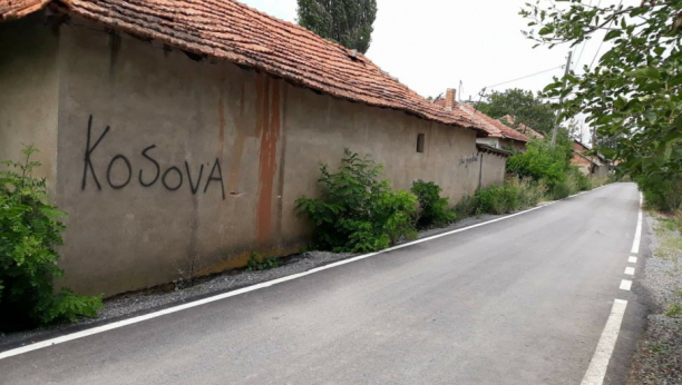 PONOVO PRITISCI NA SRBE NA KOSMETU U selu Donja Brnjica ispisani uvredljivi grafiti i psovke (FOTO)