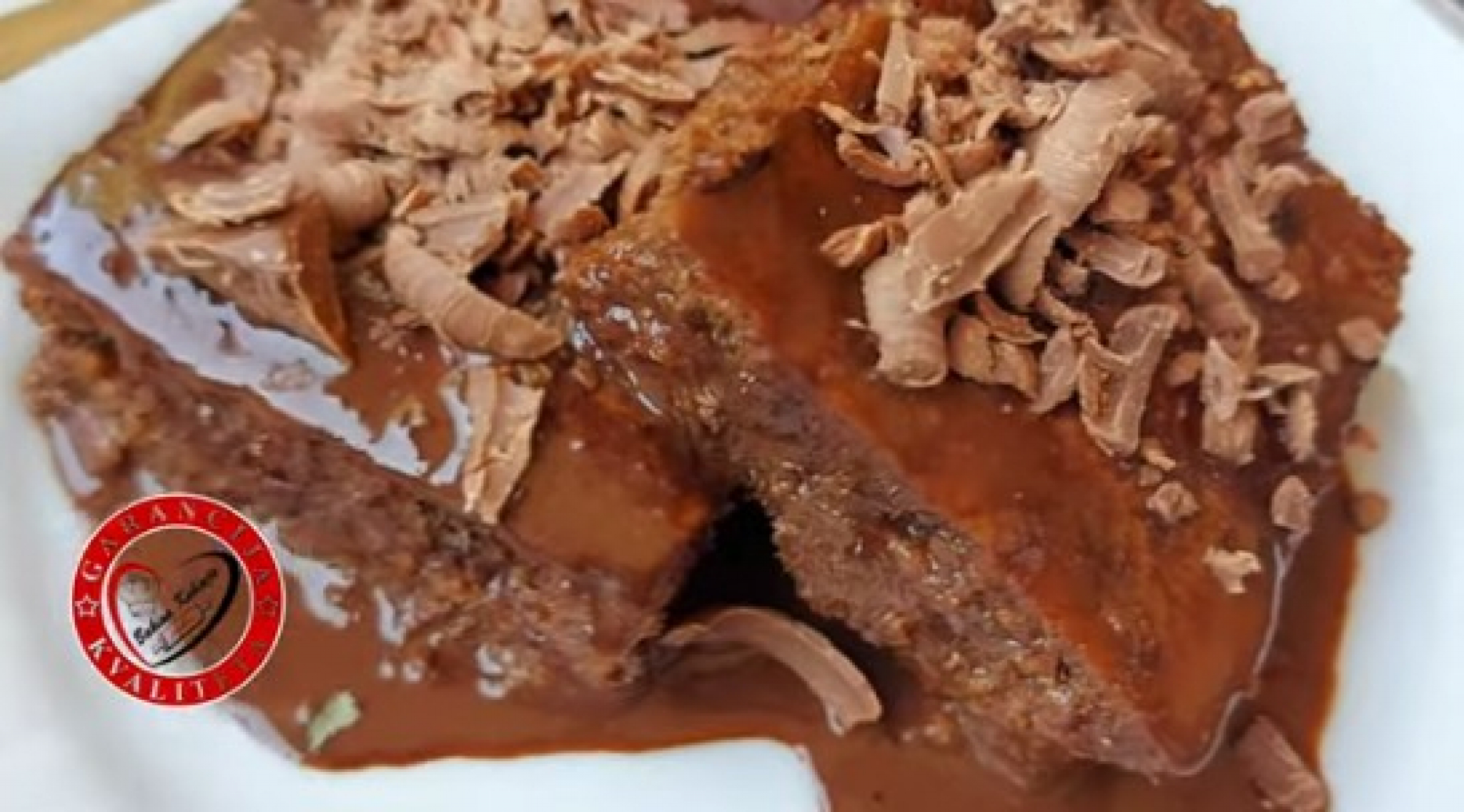 POSLASTICA KOJA ĆE VAM ULEPŠATI DAN Fantastičan čokoladni kolač, osetite pravi užitak (VIDEO)