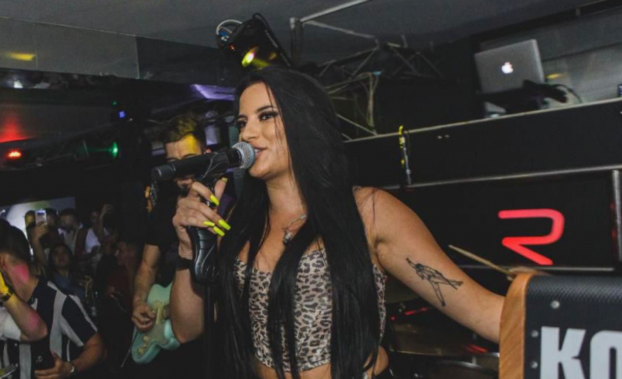 HRVATI ODLEPILI ZA NJOM! Ova srpska pevačica je na vrhu trendinga