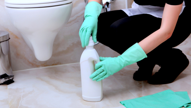 BEZ MUKE I OTROVNIH HEMIKALIJA Uradite ovo preko noći i potpuno eliminišite bakterije i gljivice iz kupatila