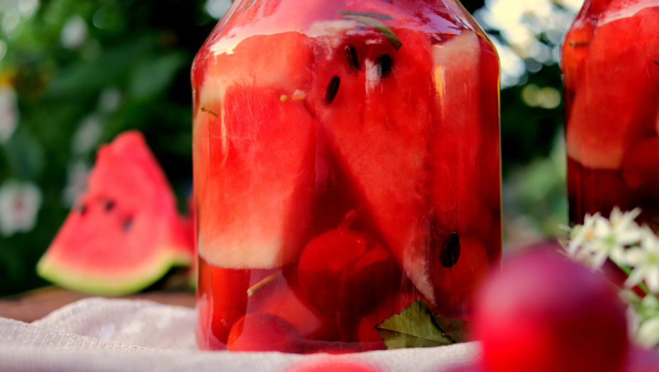 KAKO DA ODABERETE NAJSLAĐU LUBENICU? Prodavci dali jasan odgovor zašto se lubenica ne jede u maju i junu?!