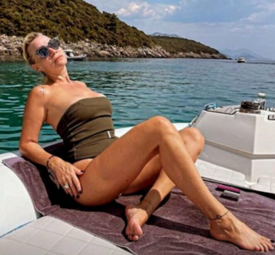VODITELJKA DNEVNIKA SE SKINULA NA PALUBI  Sa mužem poseduje hotel u Budvi, a sada pokazala brutalno telo