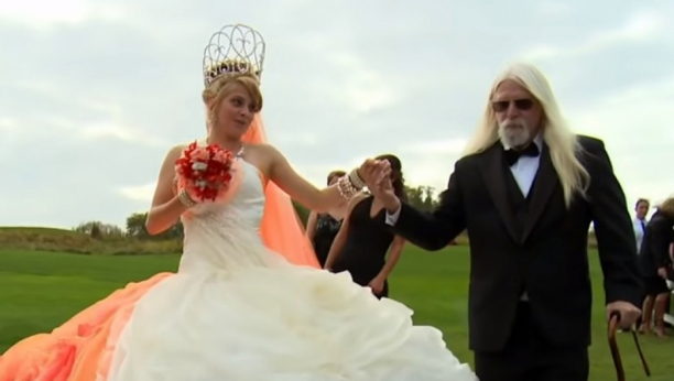 NJEN NAJLEPŠI DAN SE PRETVORIO U HOROR: Svekrva nasrnula na mladu, pa je izneli sa svadbe, a reakcija mladoženje je sve iznenadila (VIDEO)