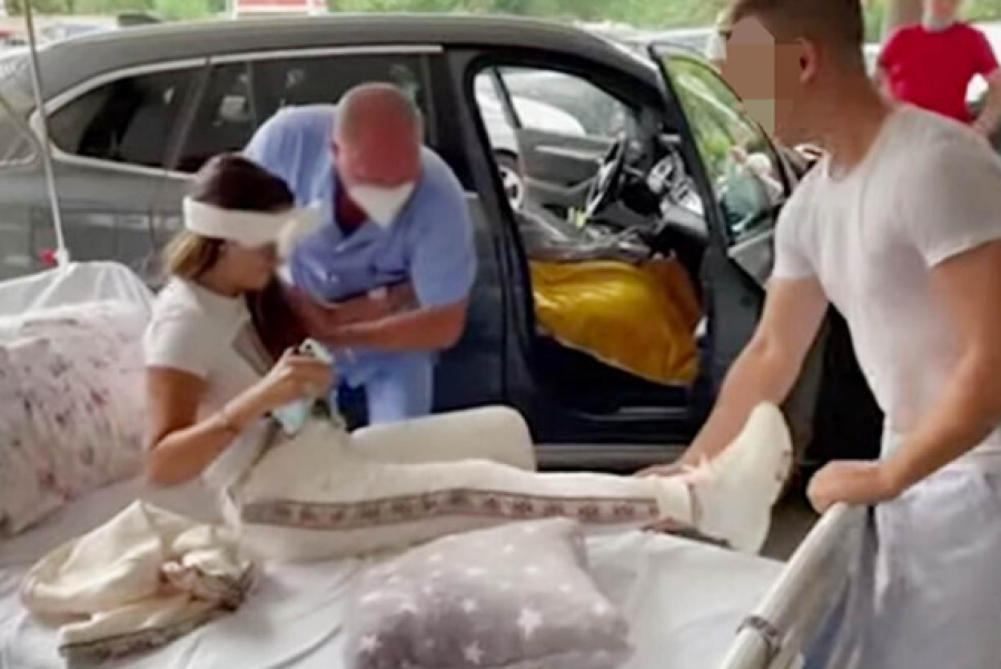 SANDRU ČAPRIĆ IZ BOLNICE IZNELI U KREVETU Zadrugarku čeka dug oporavak, cela noga joj u gipsu, ne može da se pomera