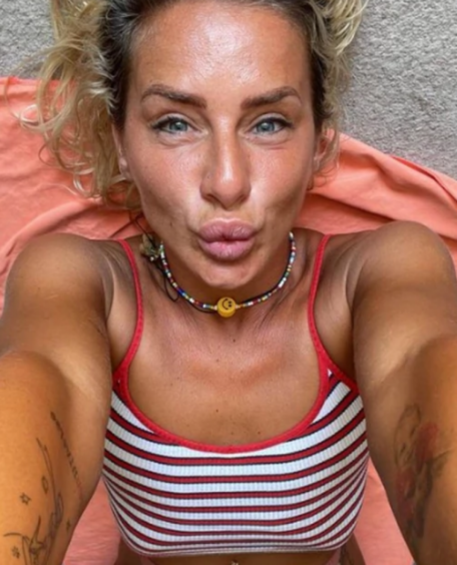 LAKŠE JE SLIKATI SE GOLA, NEGO RADITI U TRAFICI Milica Dabović na meti osuda, usijala društvene mreže