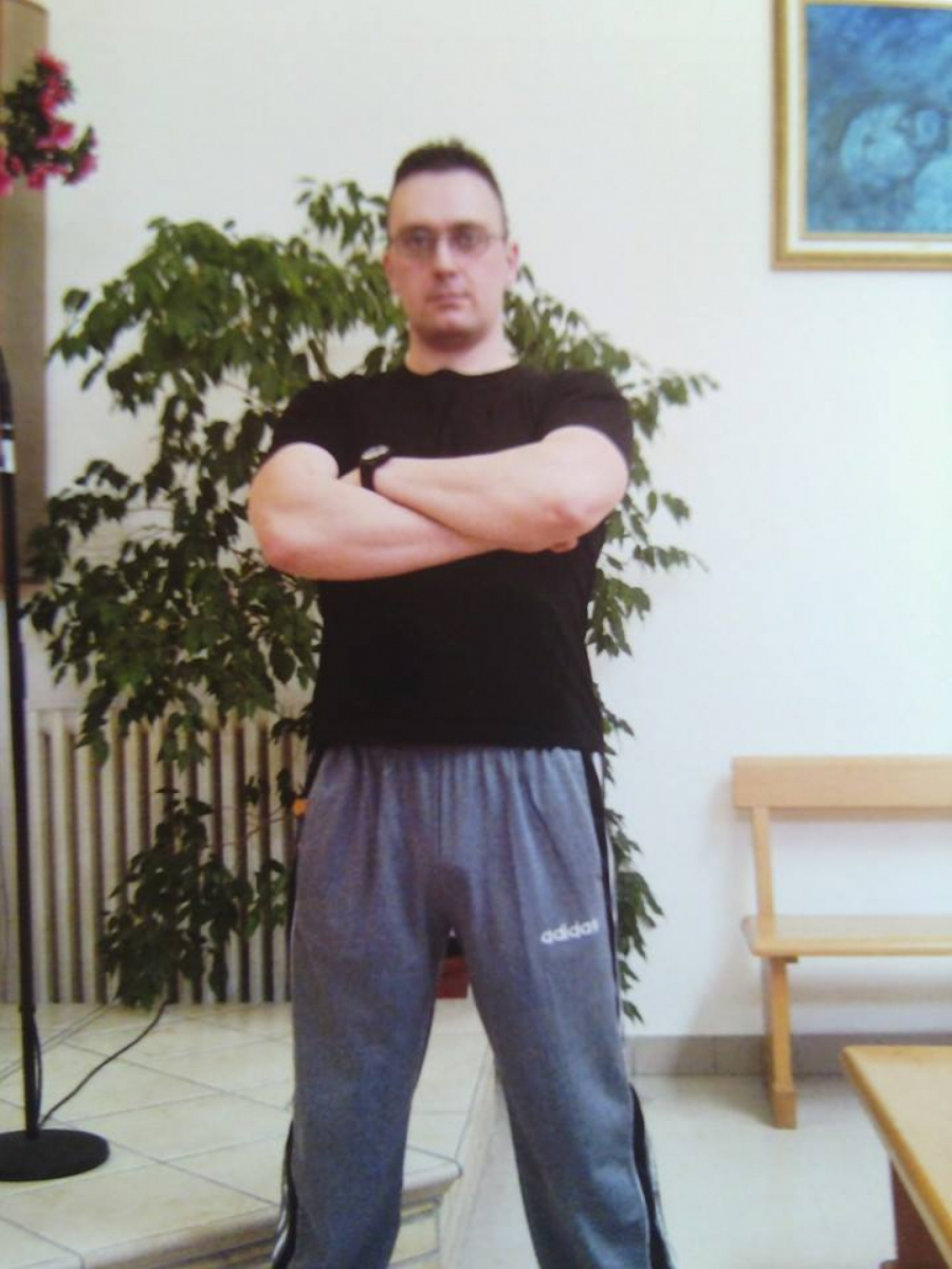 BODEŽOM NAPRAVLJENIM OD PLOČICA UBO ČUVARA U LICE! PROŠLI PUT JE OD REBARACA NAPRAVIO NOŽ! Od ovog serijskog ubice strahuju čak zaposleni u zatvoru