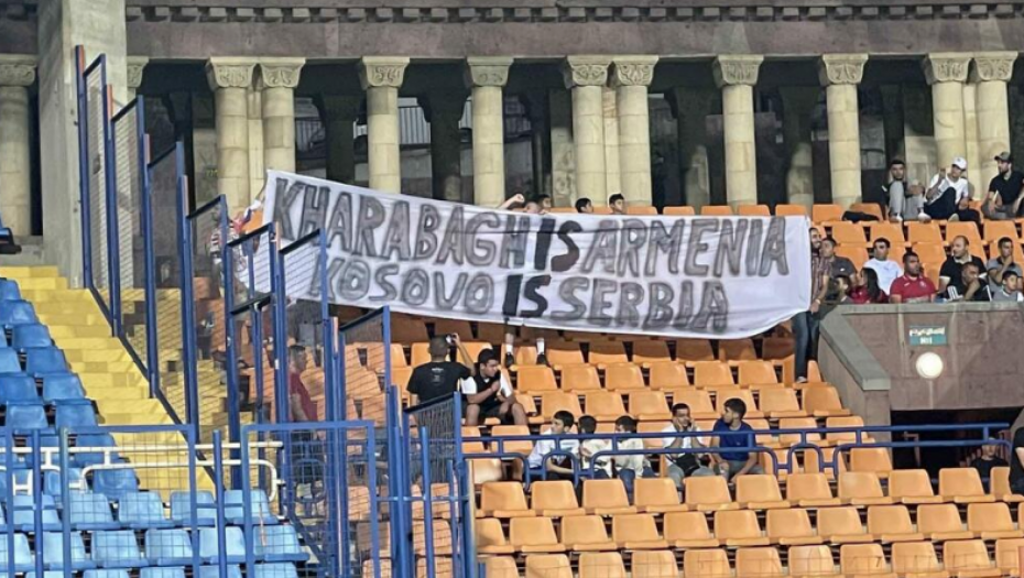 KOSOVO JE SRBIJA Navijači Pjunika pružili podršku Srbiji na utakmici sa Crvenom zvezdom (FOTO)
