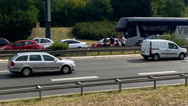 KARAMBOL NA NOVOM BEOGRADU  Lančani sudar 4 automobila na autoputu kod zgrade Geneksa (FOTO/VIDEO)