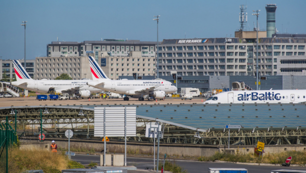 UŽAS NA AERODROMU ŠARL DE GOL! Policija pucala na naoružanog muškarca