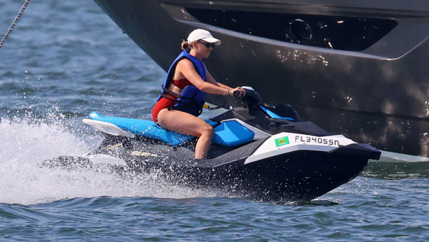 "TAKO IZGLEDA ZDRAVO I STVARNO ŽENSKO TELO": Najlepša glumica holivuda uhvaćena na plaži, mnogi kažu da je osveženje videti "figuru koja izgleda kao naša"