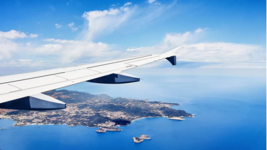 DA PUKNEŠ OD SMEHA Čovek pitao zbog čega se noću spuštaju vratanca na prozorima aviona, odgovori su URNEBESNI