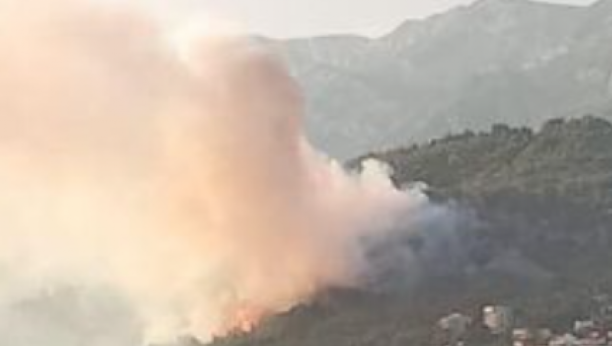 VATRENA STIHIJA SE NE SMIRUJE Požar i dalje gori iznad Crvene plaže kod Bara, železnički saobraćaj u prekidu (FOTO/VIDEO)