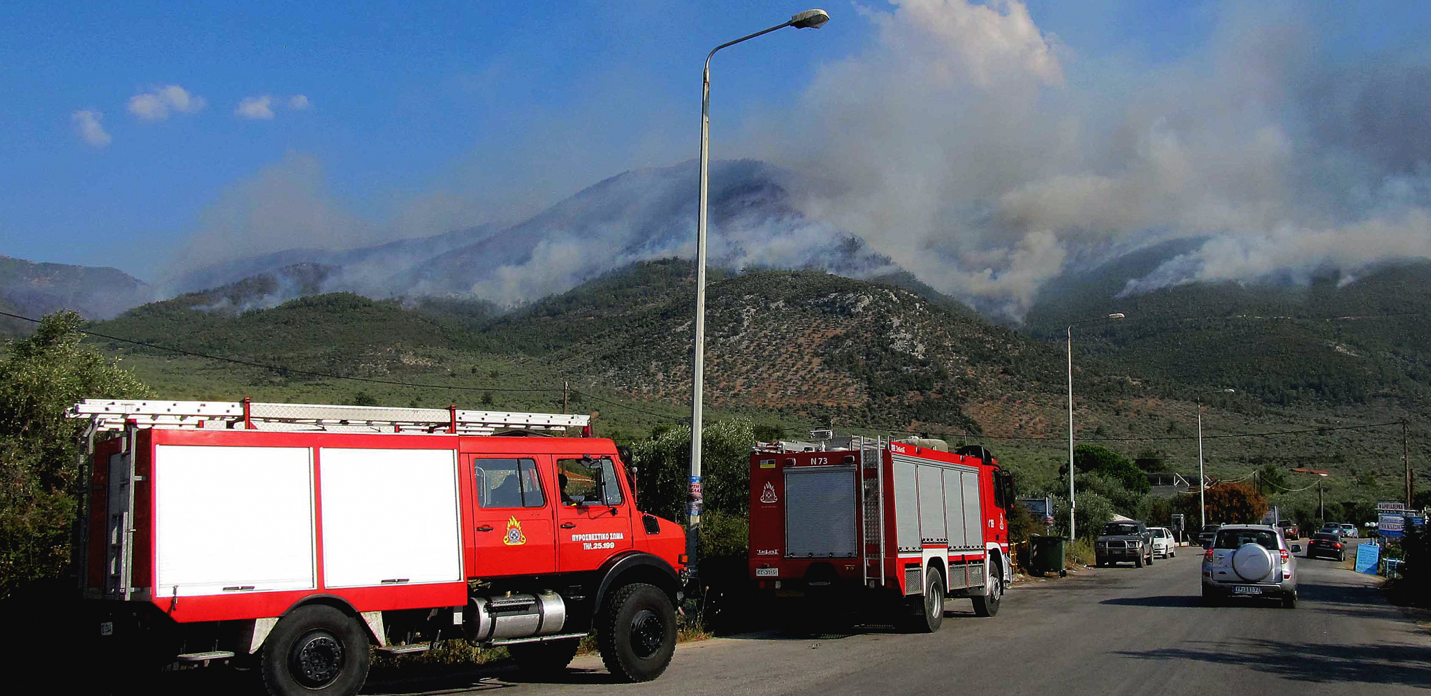 GORI TASOS Vatra zahvatila masline i platane, angažovani helikopteri u gašenju požara