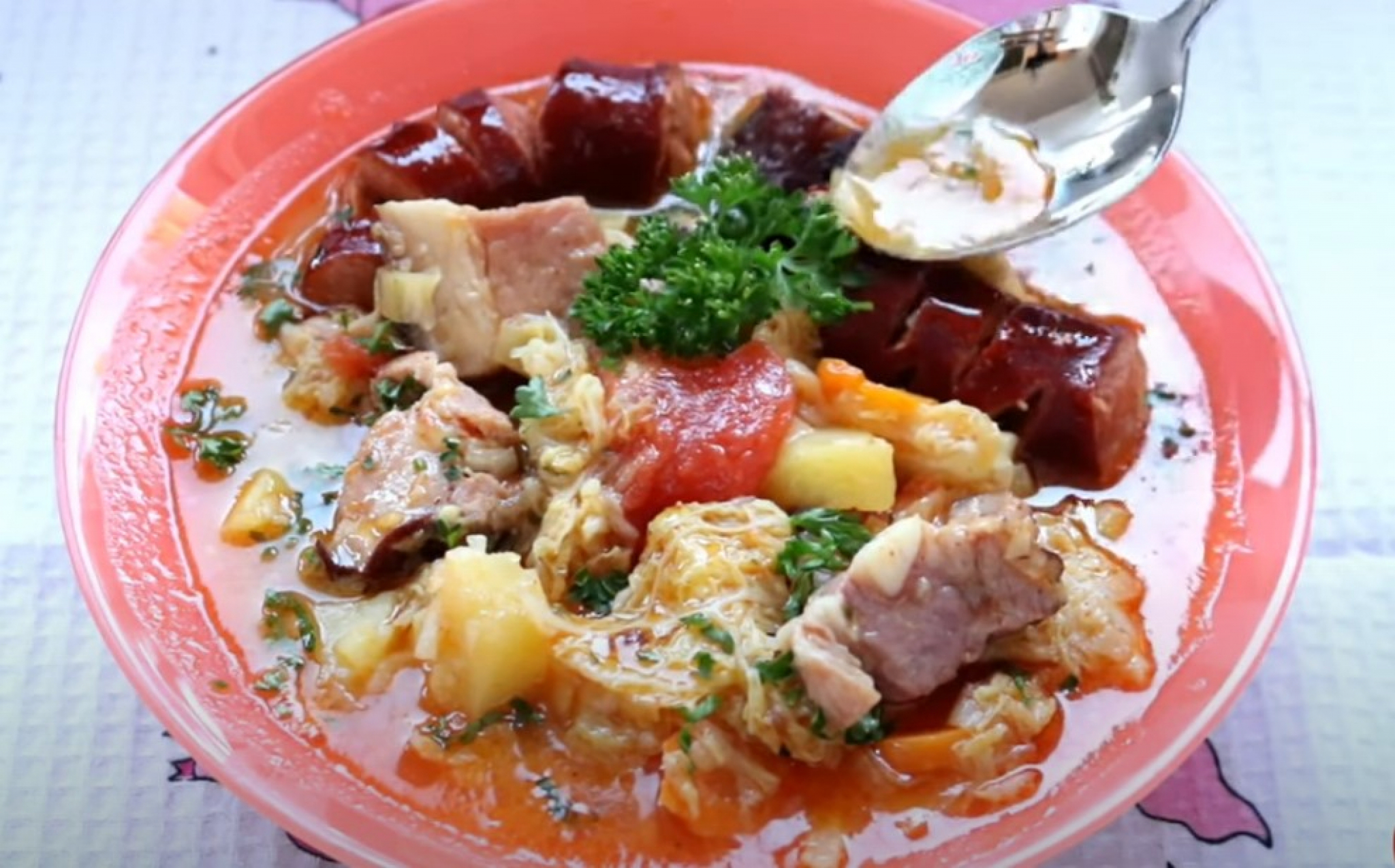 SPREMITE VRHUNSKO VARIVO Fantastični kelj sa suvim rebrima i kobasicom, ukus koji se pamti