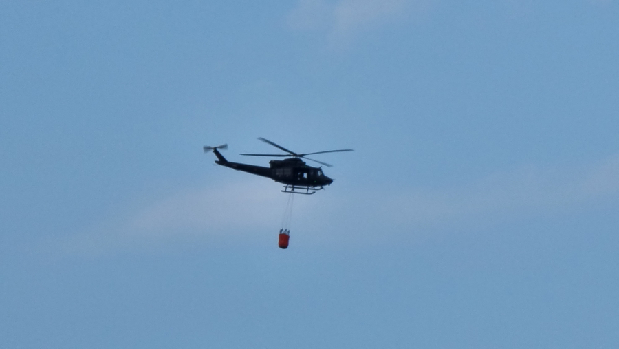 VATRENA STIHIJA SE NE SMIRUJE Požar i dalje gori iznad Crvene plaže kod Bara, železnički saobraćaj u prekidu (FOTO/VIDEO)