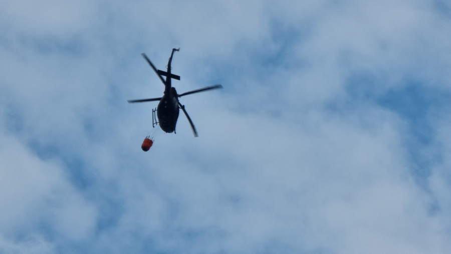 VATRENA STIHIJA SE NE SMIRUJE Požar i dalje gori iznad Crvene plaže kod Bara, železnički saobraćaj u prekidu (FOTO/VIDEO)