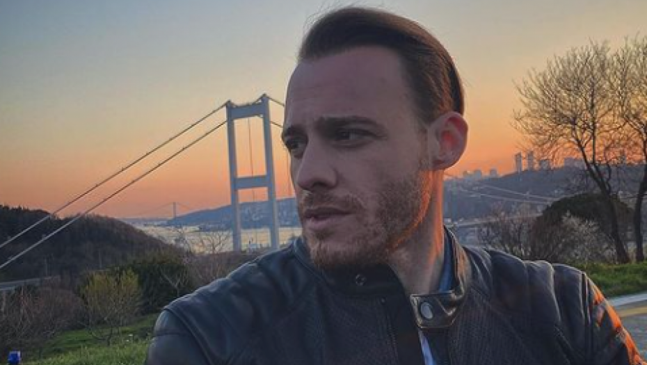 ČISTIO JE TOALETE I KONOBARISAO, A DANAS JE NAJPOŽELJNIJI GLUMAC! Završio je glumu u Americi, a evo koga je uspeo da zavede (FOTO)