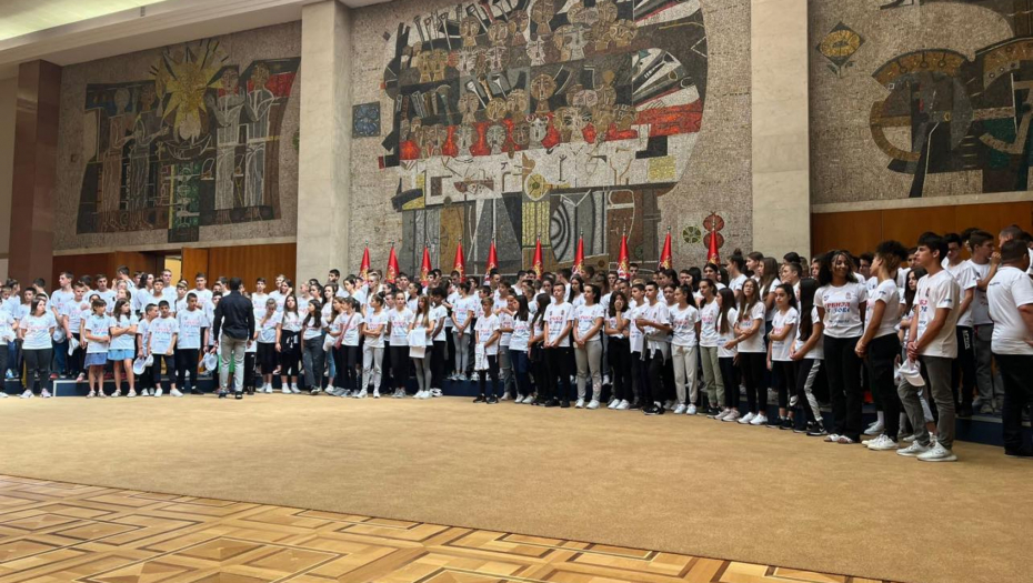 UVEK TU ZA DECU Predsednik Vučić sa mladim sportistima iz kampa 