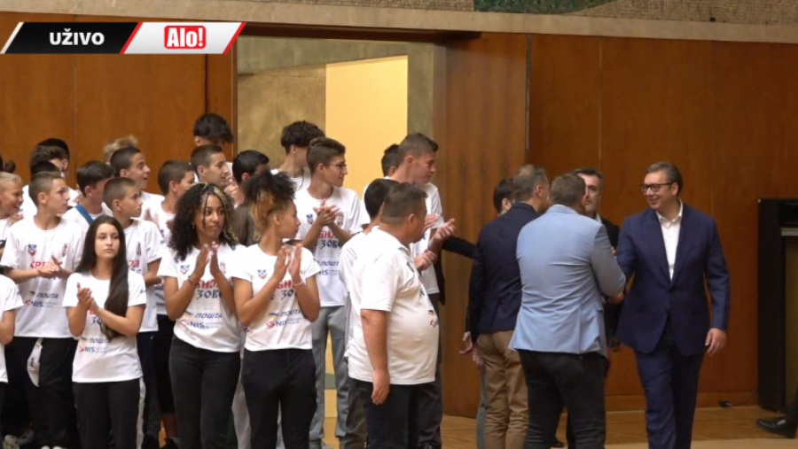 UVEK TU ZA DECU Predsednik Vučić sa mladim sportistima iz kampa 