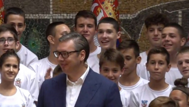 UVEK TU ZA DECU Predsednik Vučić sa mladim sportistima iz kampa "Srbija te zove": Otadžbina je veza koja nas spaja