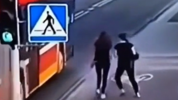 SNIMAK KOJI JE UZRUJAO JAVNOST: Devojka je gurnula drugaricu pod autobus, a sam kraj je svima neobjašnjiv